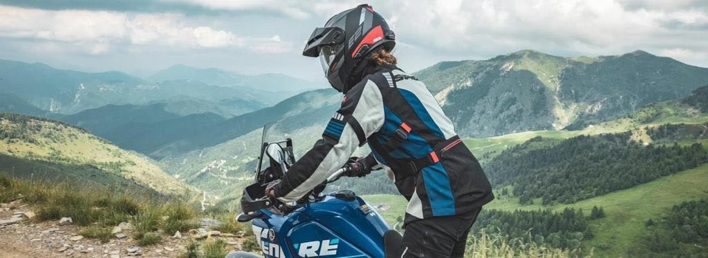 Schuberth E2: l’Adventure apribile